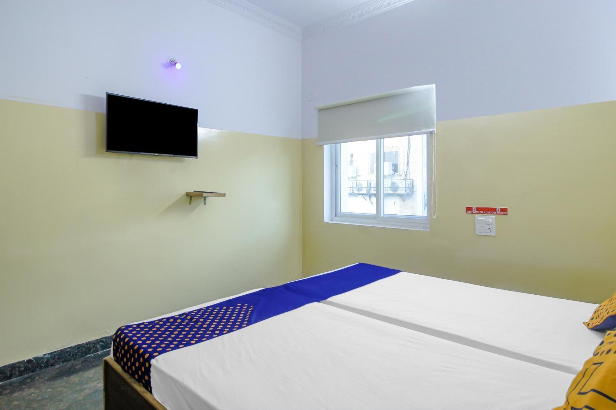 Spot On 81775 Mohit Gokul Lodge New Luxury Room'S Near Secunderabad Railway Station Lālāguda Exteriör bild