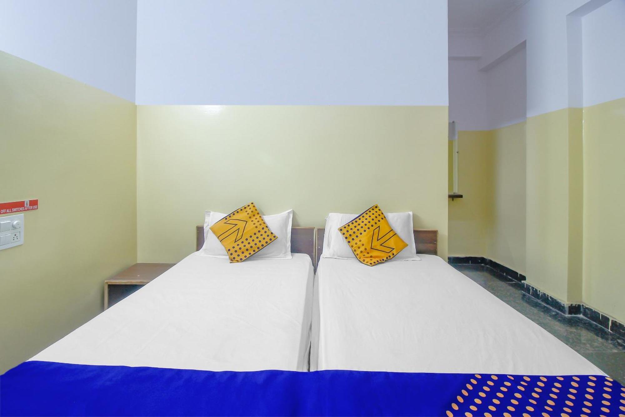 Spot On 81775 Mohit Gokul Lodge New Luxury Room'S Near Secunderabad Railway Station Lālāguda Exteriör bild