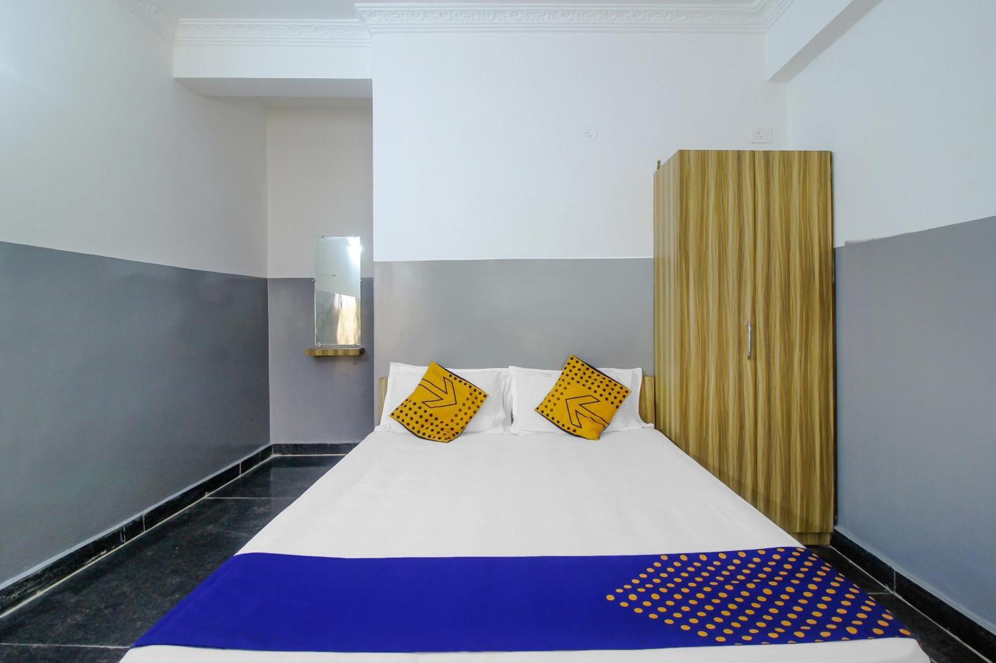 Spot On 81775 Mohit Gokul Lodge New Luxury Room'S Near Secunderabad Railway Station Lālāguda Exteriör bild